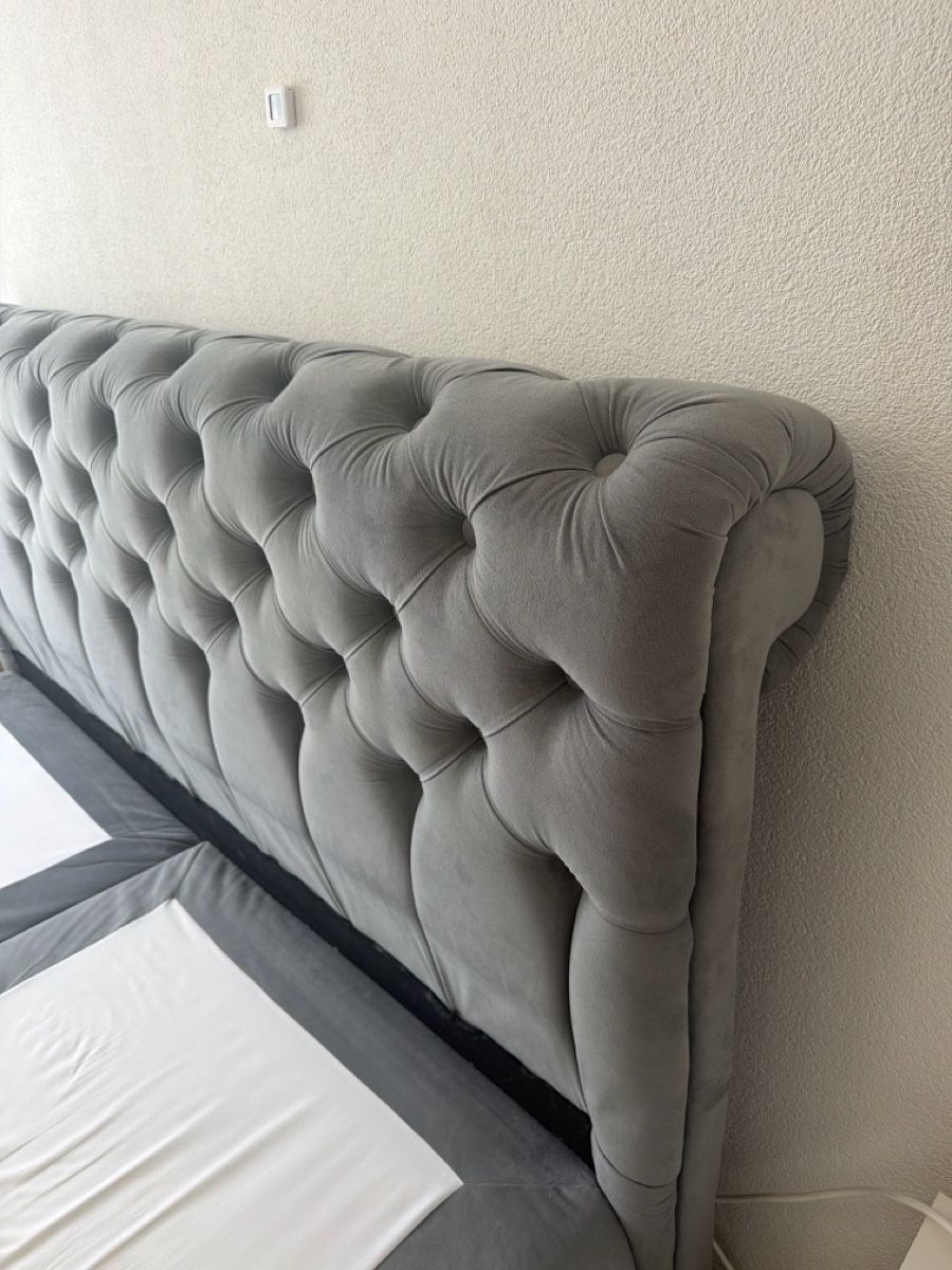 Letti: Graues Boxspring bett mit Samt Kopfteil - Top Zustand! – Usato da Effretikon venduto da MaisonNade 1
