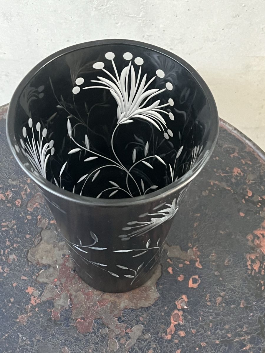 Vasi & Recipienti: Antike Glasvase mit eingeschliffenen Blumen – Usato da Wabern venduto da La-Vitrine 5