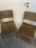 2 braune Stühle