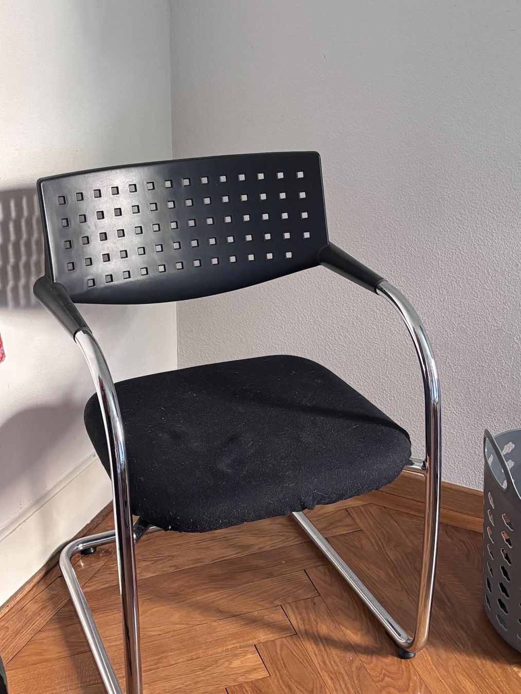 Interio Scrivanie: Beau bureau d'angle (démonté) avec chaise – Usato da Lausanne venduto da SandrineJavelot 3