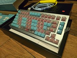 + Keychron Q1 "CYBERPUNK" WIE NEU + Red Switches + OVP +