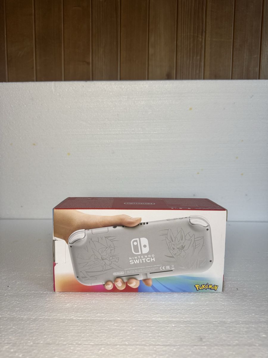 Nintendo Console: Nintendo Switch Lite Édition Pokémon Épée et Bouclier – Nuovo (secondo la descrizione) da Gryon venduto da makdp 1