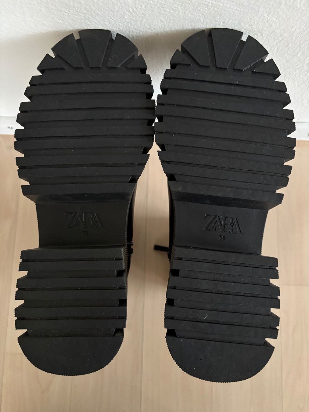 Zara Scarpe da donna: Neuwertige Zara Leder-Boots Gr.38 – Nuovo (secondo la descrizione) da Gossau SG venduto da Black-Queen 4