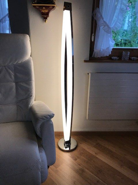 Pfister Lampade: Wofi Stehlampe – Usato da Zihlschlacht venduto da RscC_4-1-7-3 1