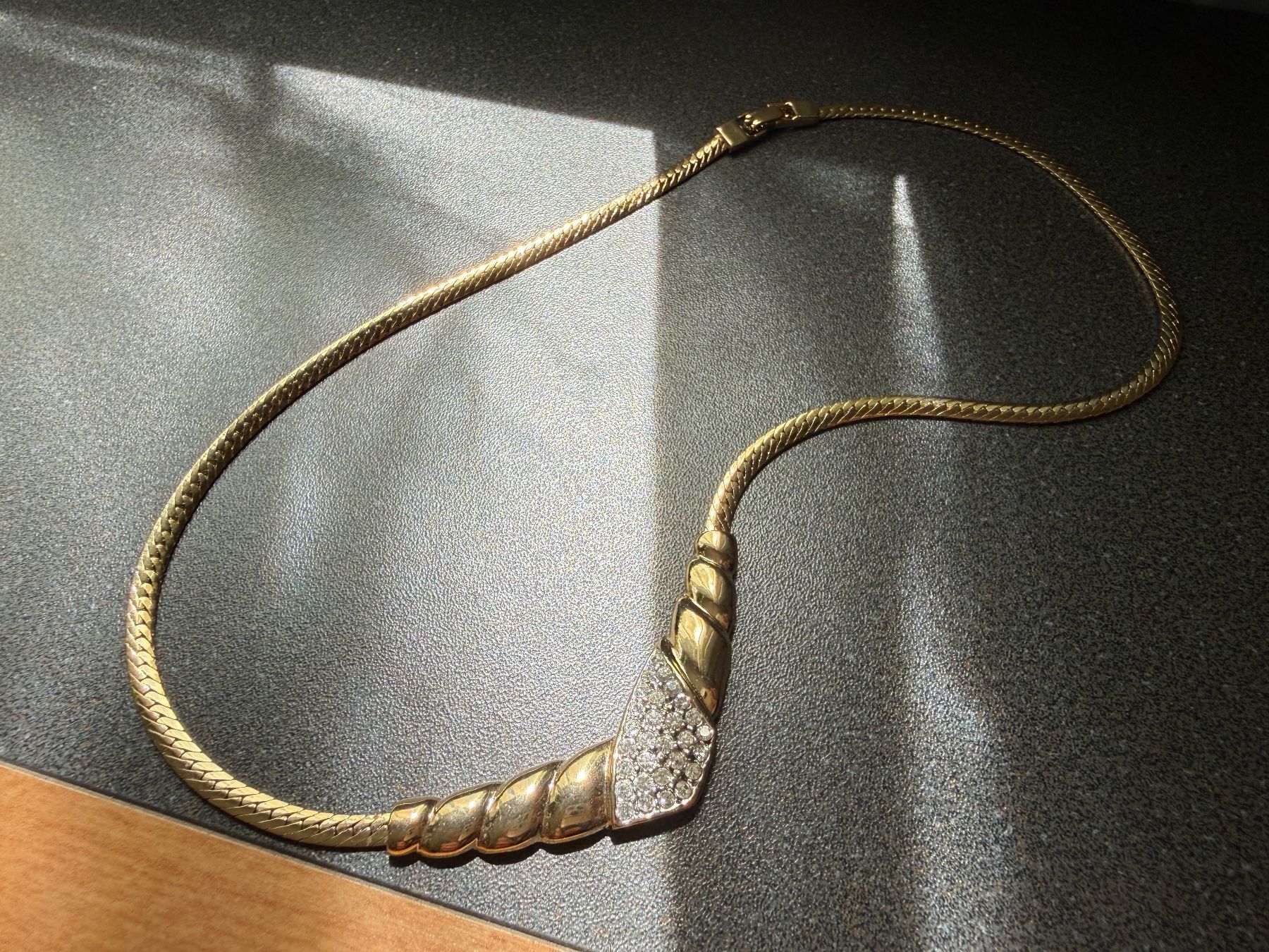 Catenine: Vintage Halskette Goldfarbe mit strass – Usato da Lamone venduto da LaCantinaMagica 3