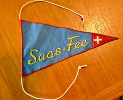 VINTAGE Wimpel SAAS-FEE nos ST. GALLER STICKEREI blau