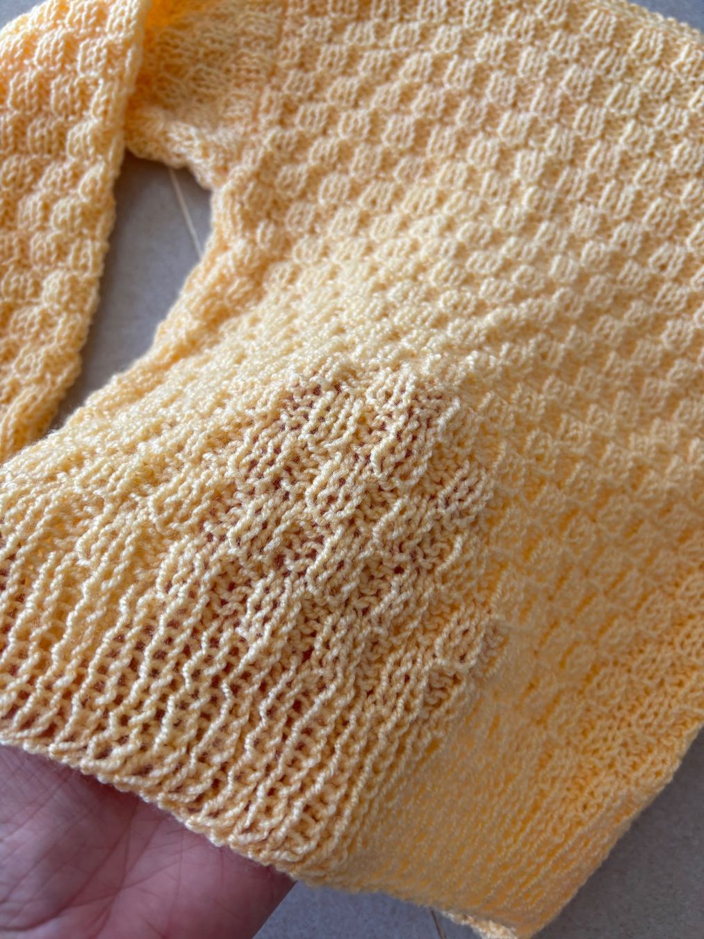 Maglioni & Felpe: Kinder Pullover handgestrickt hellgelb Grösse 98 – Nuovo e nell'imballaggio originale da Basel venduto da Tierschutz-Flohmi 2