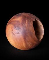 Handgefertigte Holzkugel aus Nussbaum – 21 cm Durchmesser
