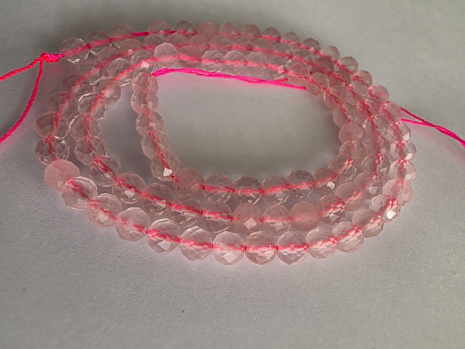 Minerali & Pietre curative: Rosenquarz facettiert 4mm. Strang – Usato da Menziken venduto da Mirager 3