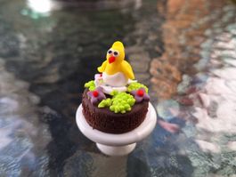 Handmade Kücken in Ei Torte mit Tortenplatte