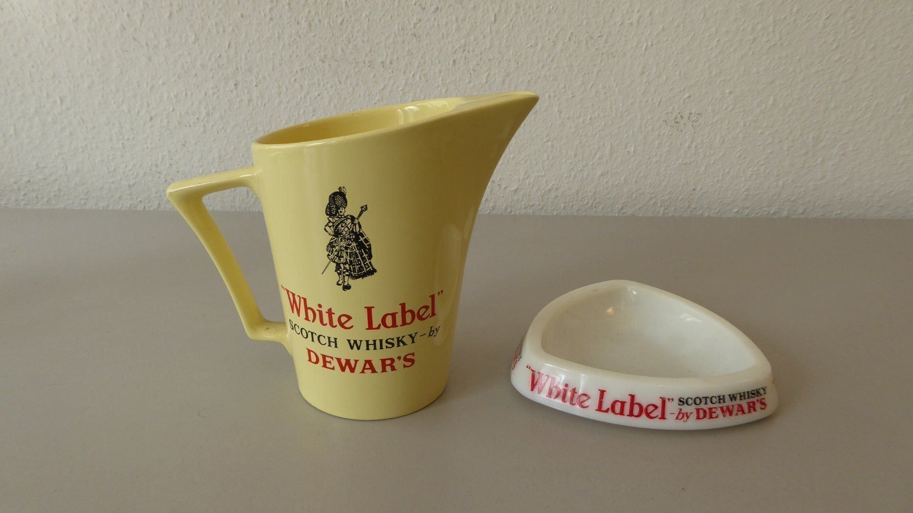 Karaffen: WHITE LABEL WHISKY - KRUG + ASCHENBECHER – Gebraucht aus Blauen von Sanhein