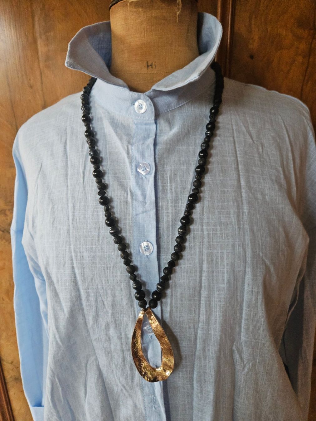 Catenine: Collier lave noire et boucle dorée – Nuovo e nell'imballaggio originale da Thônex venduto da lacomtessedesfees