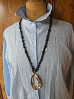 Collier lave noire et boucle dorée