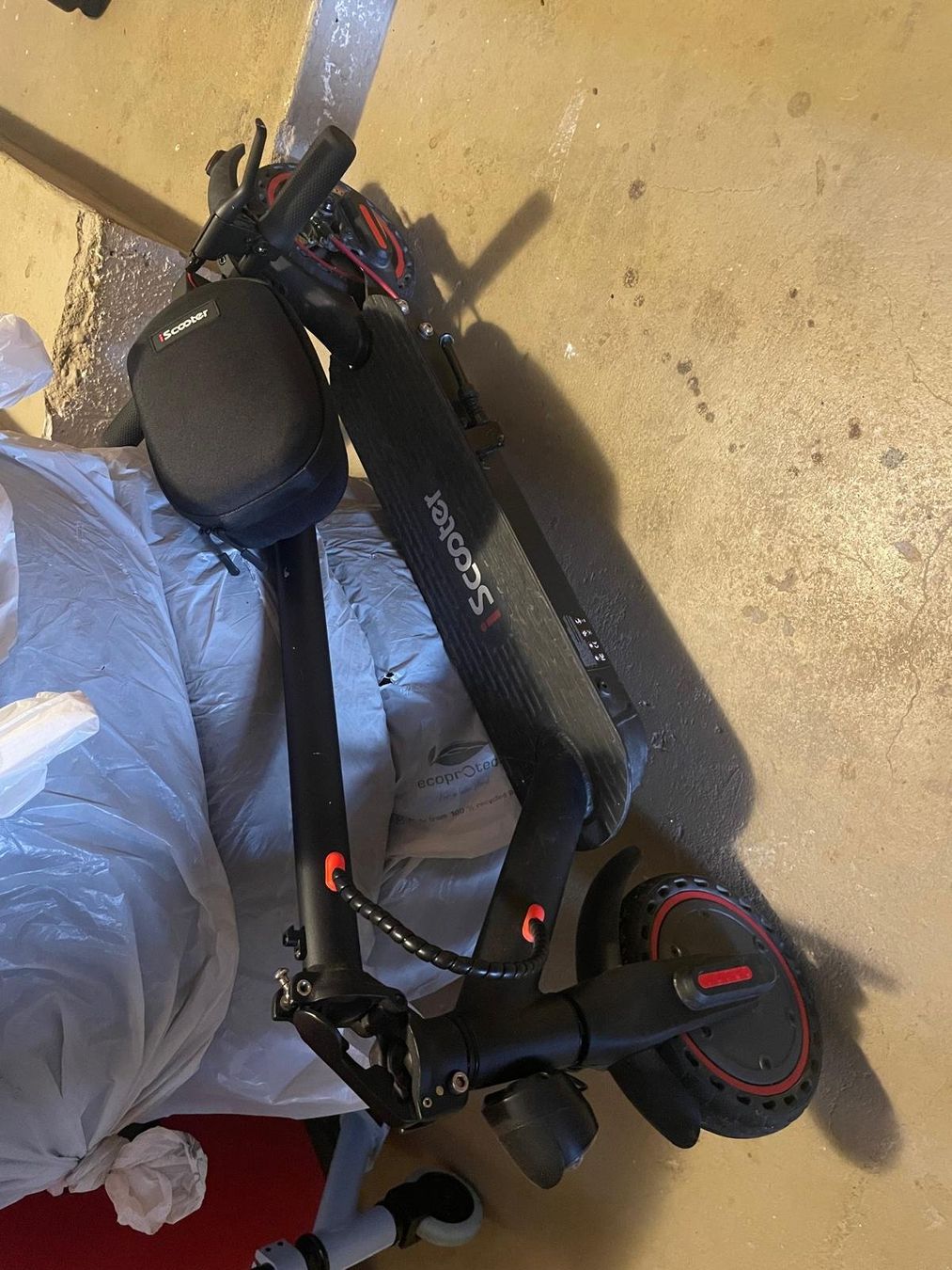 Scooters: iScooter E9D E-Scooter inkl. Tasche & Ladegerät – D'occasion à Teufenthal AG par sleeepless1987 1