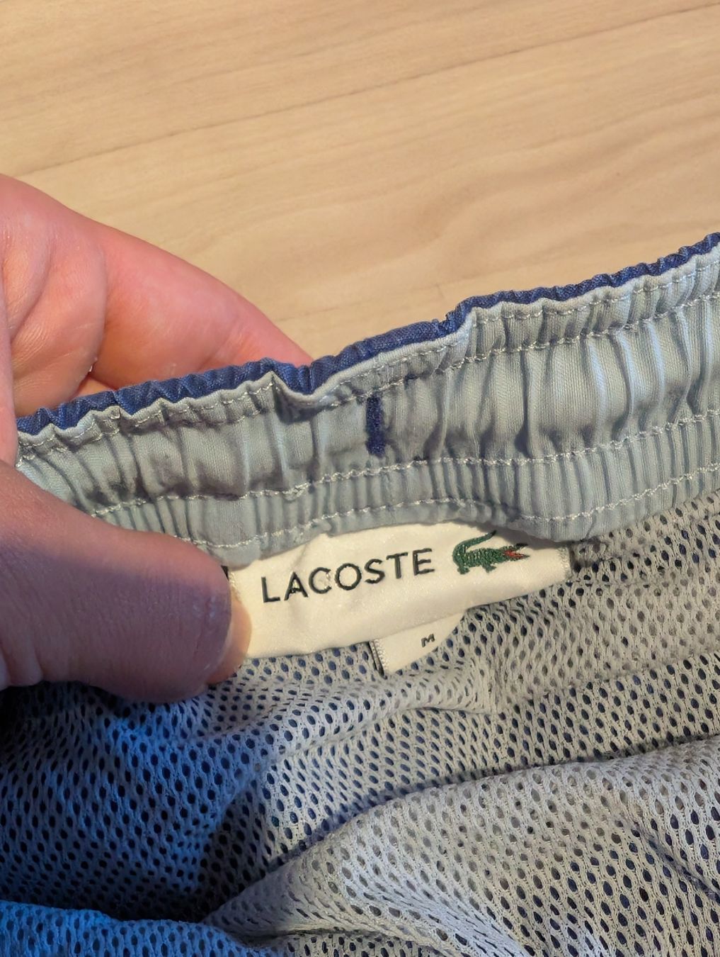 Lacoste Pantaloni: Lacoste Shorts Blau M vintage – Usato da Rütihof venduto da zoe.jpg 2