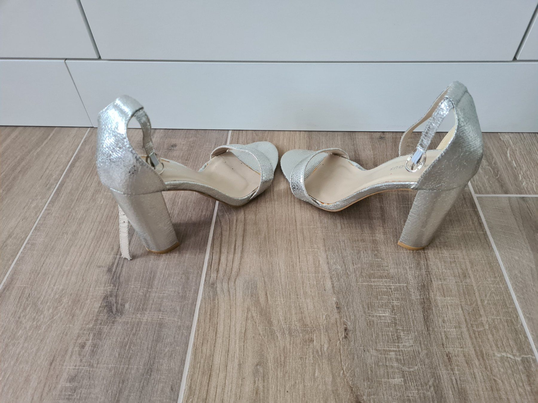 Scarpe da donna: Damenschuhe Pumps silber Grösse 40 – Usato da Birmensdorf ZH venduto da arcticmonkey91 2