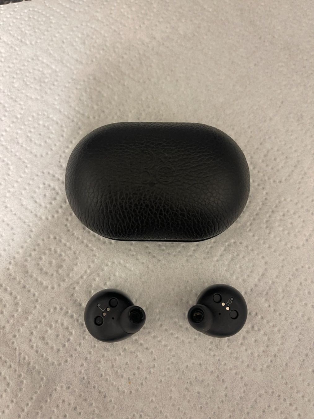 Bang & Olufsen Kopfhörer: Bang & Olufsen E8 3rd Generation defekt ab CHF 1.-- – Defekt aus Rain von Stouni180 2