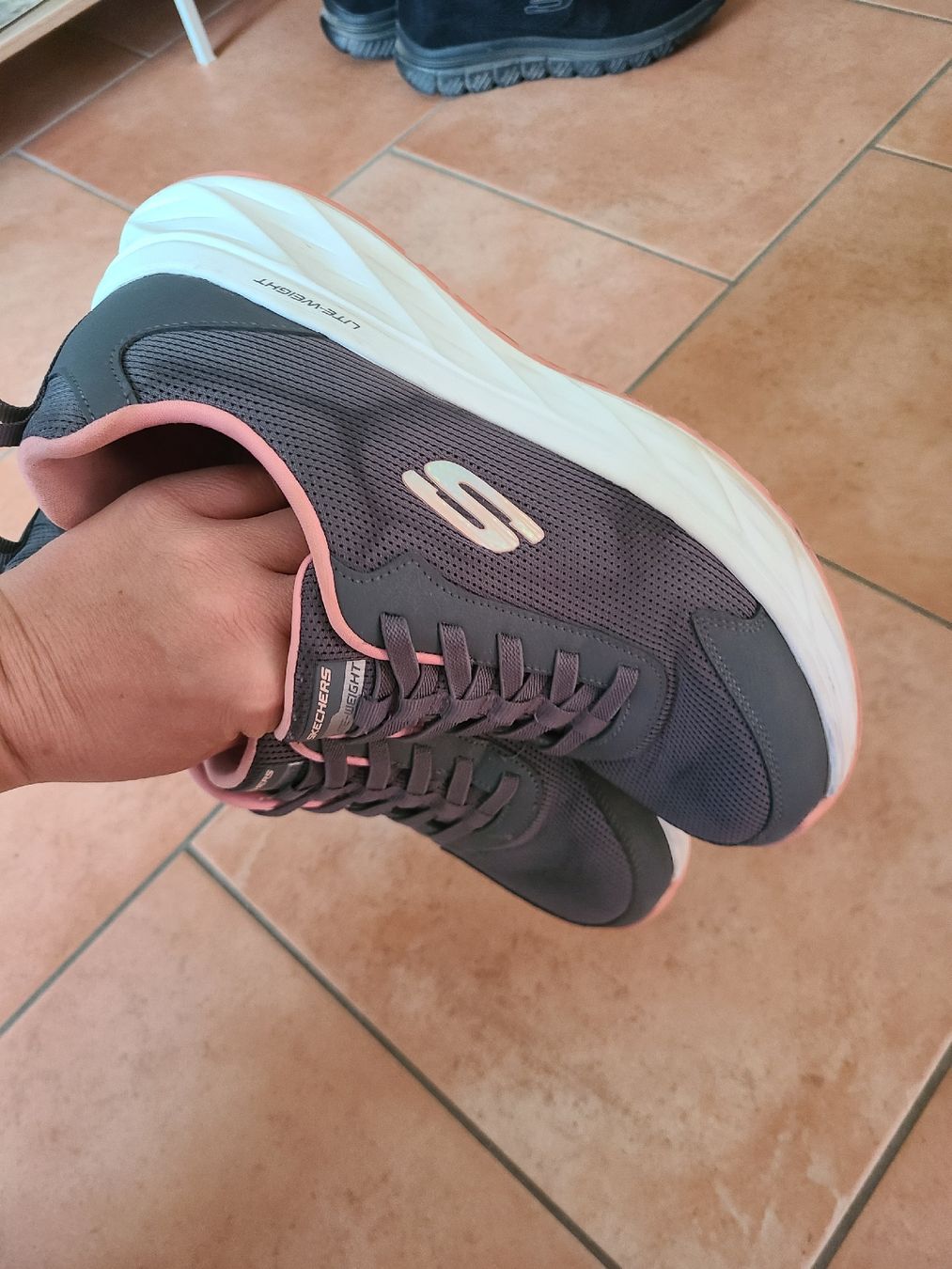 Skechers Scarpe da donna: Bequeme Damen Slechers Schuhe, gr 41 – Usato da Zihlschlacht venduto da Sun25