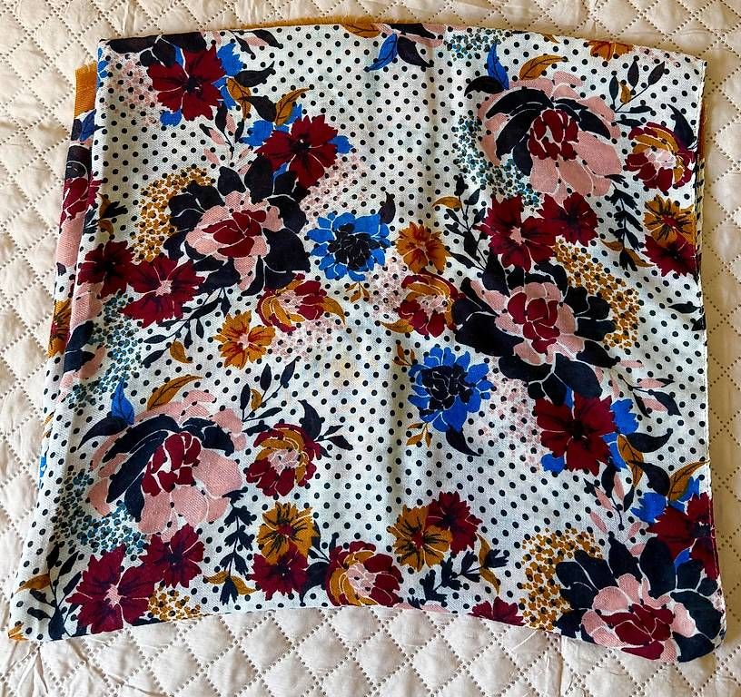 Foulard & Sciarpe: Camaieu Herbstschal mit Blumenmuster – Usato da Ehrendingen venduto da ErikaKrisztina 1