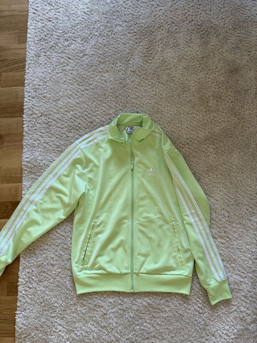 Adidas Giacche: Veste Adidas – Nuovo (secondo la descrizione) da Genève venduto da car_cq69