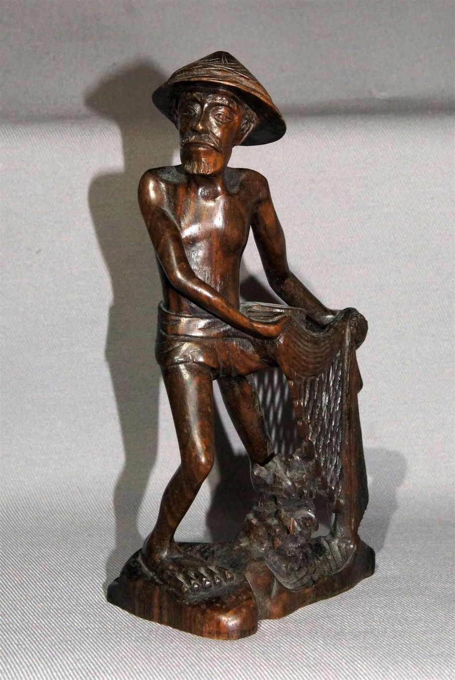 Skulpturen & Statuen: Fischer mit Netz - sehr feine Schnitzerei – Gebraucht aus Geroldswil von ARTEFACTO 1