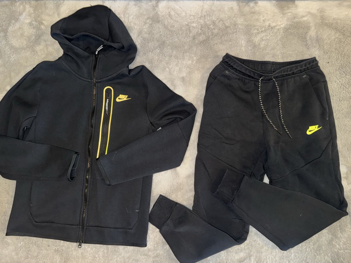 Lots de vêtements: ENSEMBLE NIKE TECH – D'occasion à Genève par Noah8972