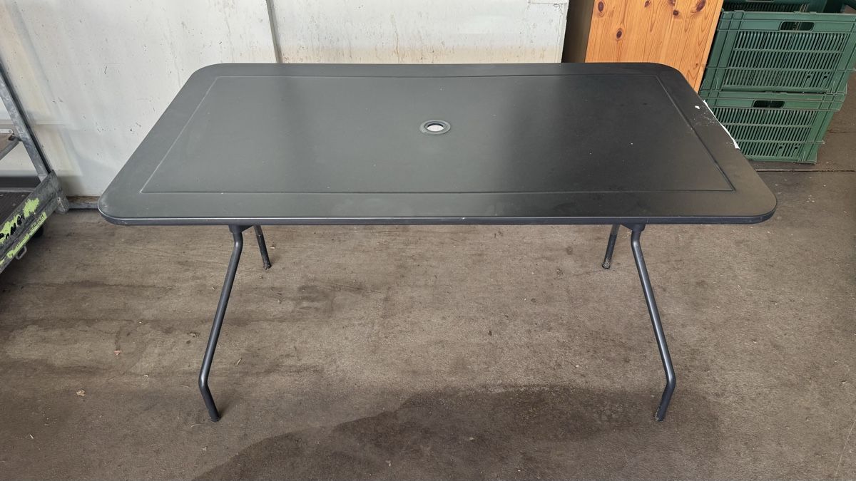 Tische: Gartentisch schwarz Metallgestell rechteckig  – Gebraucht aus Pfäffikon zh von Jiim7