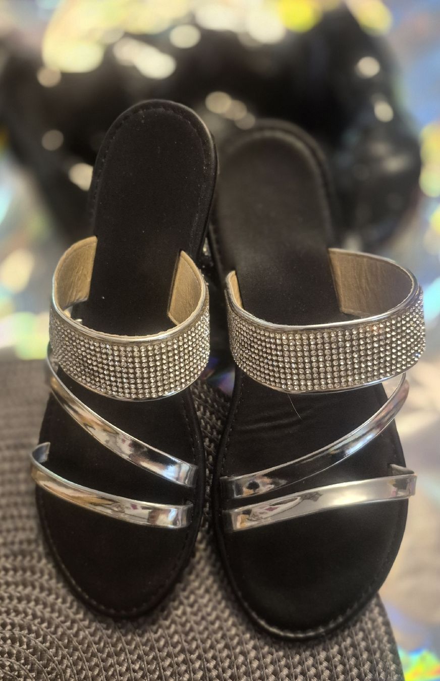 Scarpe da donna: Sandali da donna neri con strass e argento taglia 37 – Usato da Giubiasco venduto da Stefaniav