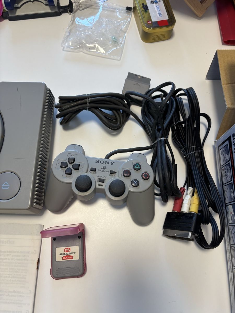 Sony Console: Console PlayStation 1 SCPH-7002 Dual Shock avec boite – Usato da La Chaux-de-Fonds venduto da DANIELA19961996 3