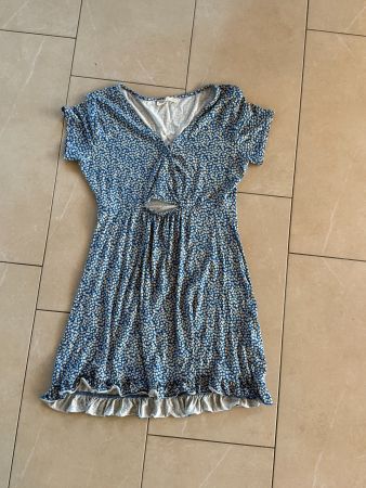 Blaues Sommerkleid mit Blumenmuster & Cut-out