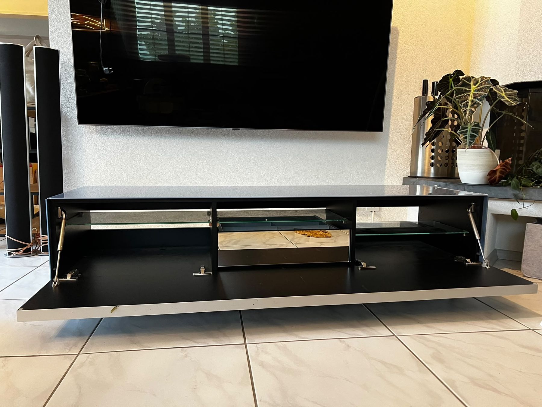 Mobili TV: Designer Lowboard graublau Glasfront – Usato da Volketswil venduto da Mr.YG 2