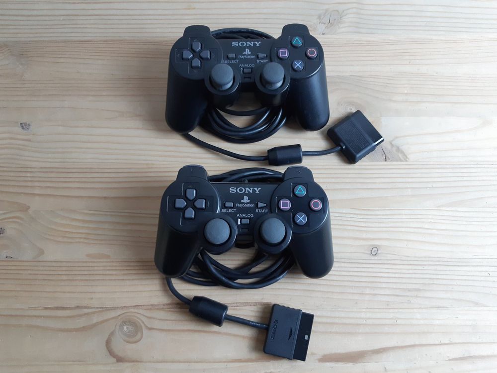 2 x Original Sony PS2 Dualshock 2 Controller im Set Kaufen auf Ricardo