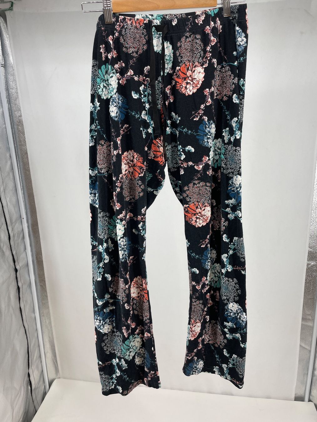 Calida Négligés & Pyjamas: CALIDA pantalon noir à fleurs – D'occasion à Lausanne par PlusValue_Lausanne