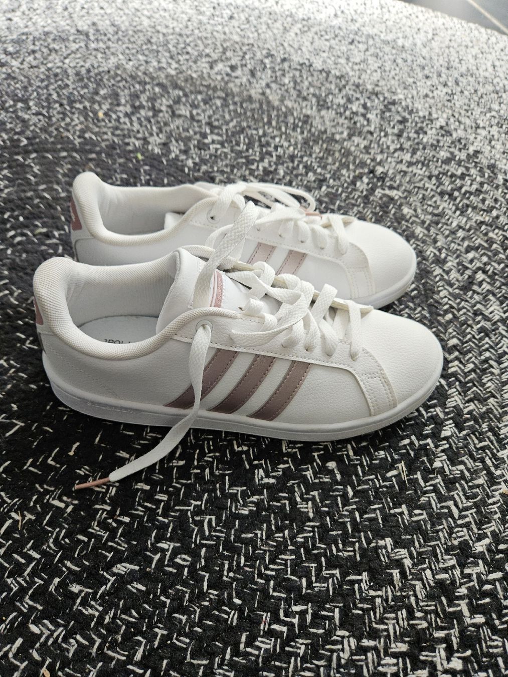 Adidas Scarpe da donna: adidas sneaker damen grösse 40 – Usato da Wilen b. Wil venduto da RamonaL 1