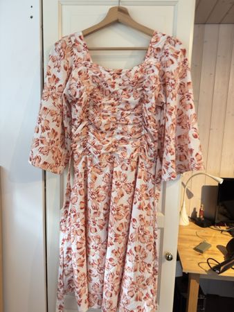Sommerliches Kleid mit Blumenmuster