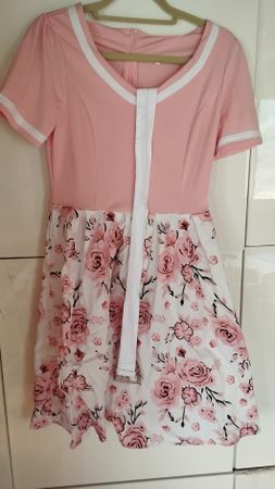 Sommerliches Kleid mit Rosenmuster, Grösse m
