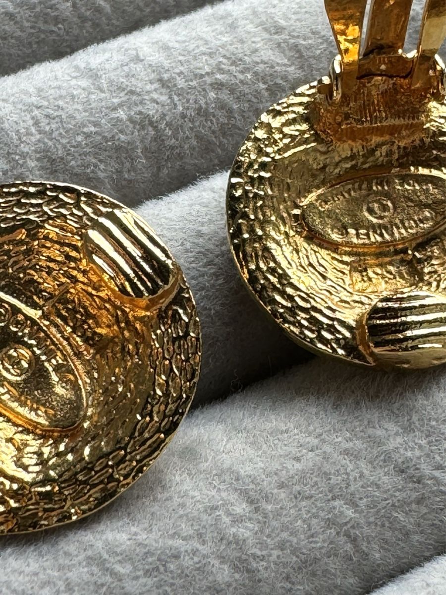 Chanel Ohrringe & -stecker: Chanel Gold CC Ohrclips Vintage – Gebraucht aus Kriens von hannaandkiko 6