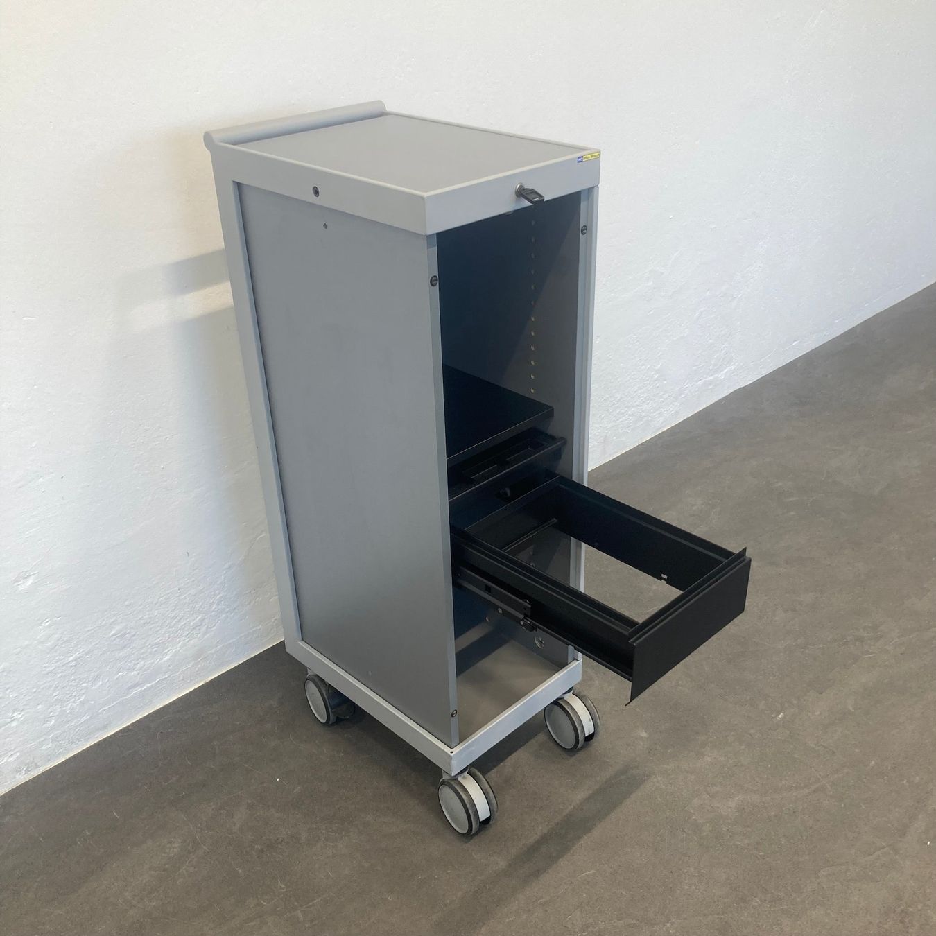 Banconi: Denz D3 Roll-Caddy Silbergrau mit Schlüssel – Usato da Schönenwerd venduto da mcofficeshop 3