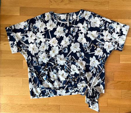 Bluse in lockerer Form mit Schleife G.48