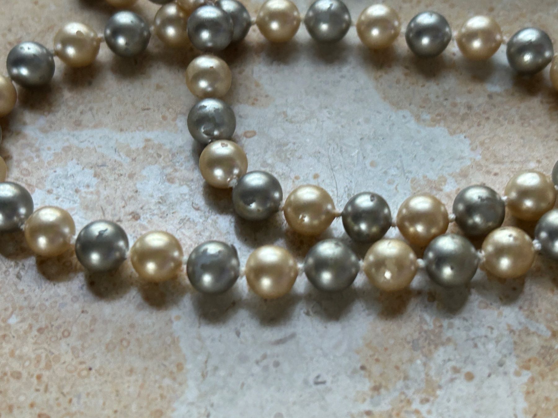 Catenine: Elegante Perlenkette, champagner-grau, Vintage – Usato da Laufen venduto da belleskulptur 8