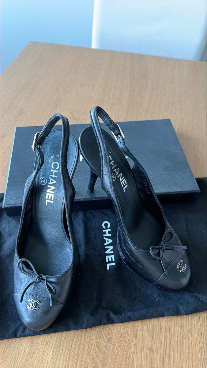 Chanel Scarpe da donna: Chanel slingbacks, size 38, leather, timeless elegance – Usato da Geneve venduto da esp_8rbh