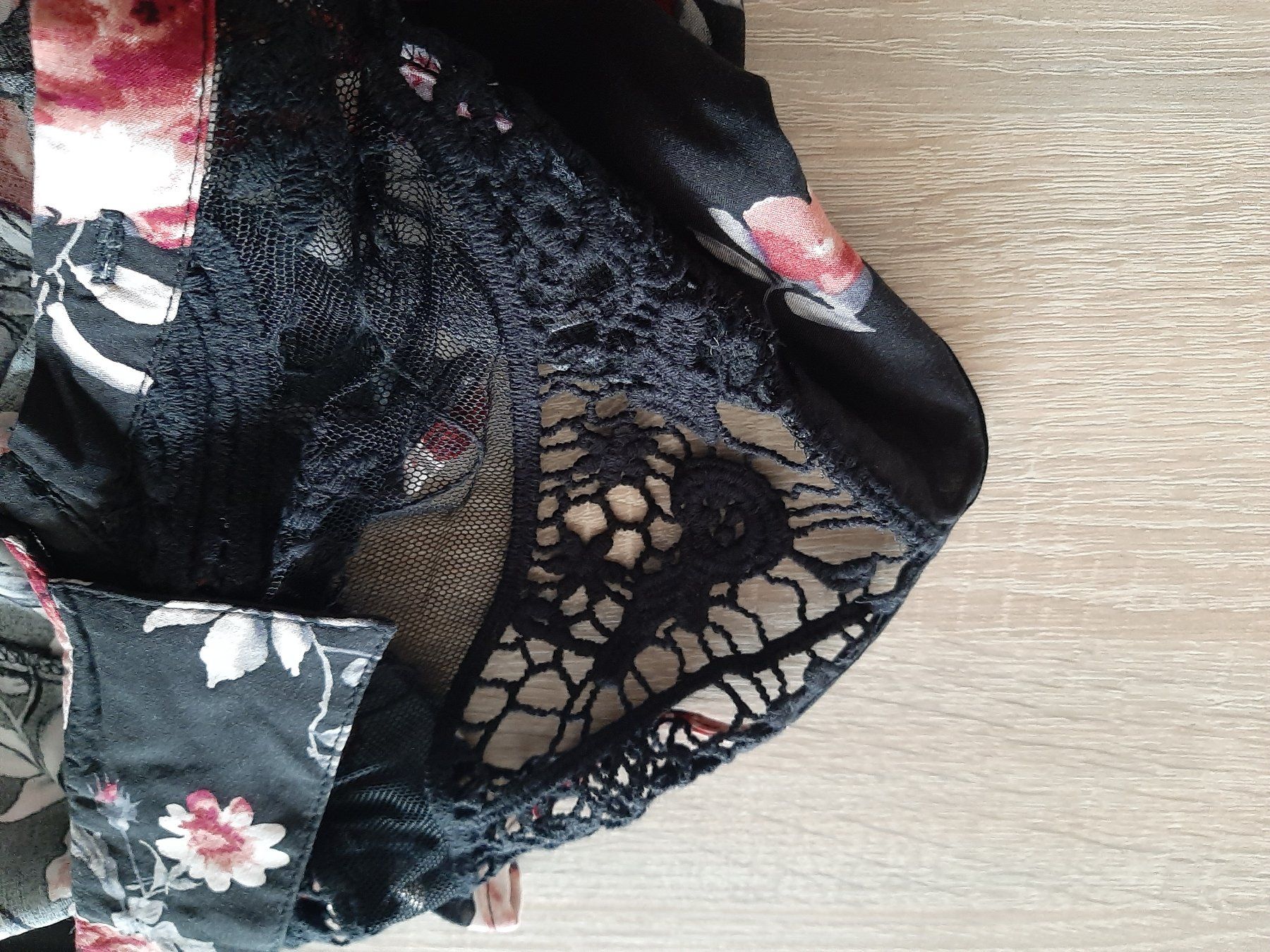 Blusen: Ärmellose Bluse transp. Einsatz, mit Blumenmuster, ca. Gr. L – Gebraucht aus Menziken von Rien1 7