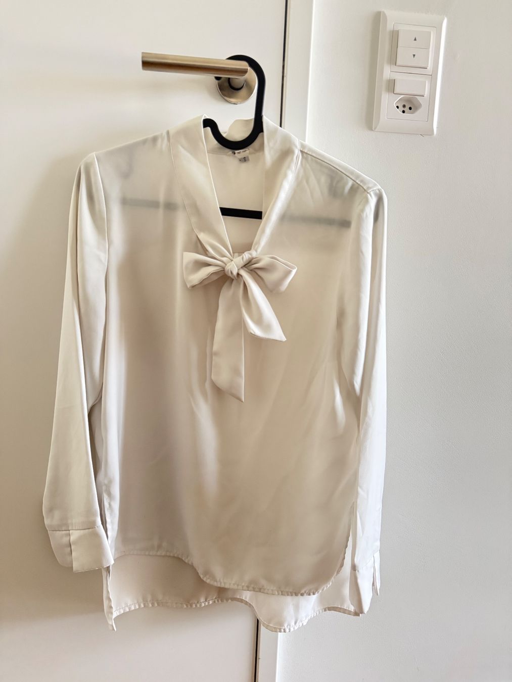 Blusen: Blouse with tie neck white size S – Gebraucht aus Dübendorf von zhe_69pd