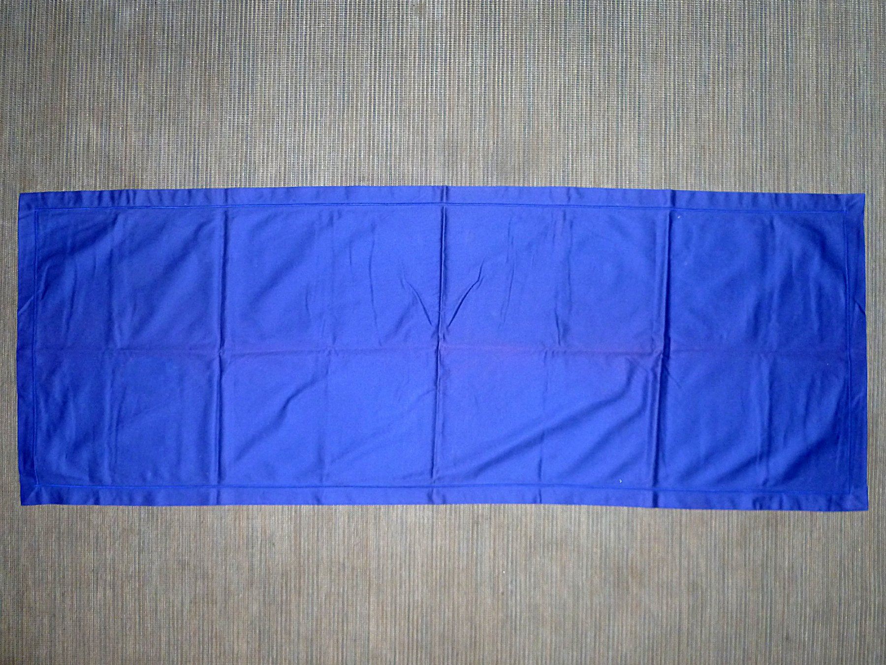 Set di tavolo e panche: Tischläufer blau – Usato da Aarau venduto da Rdodger