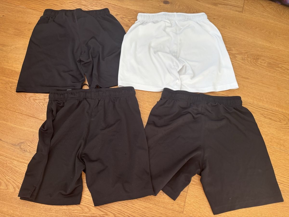 Lotti & Set di vestiti: 4 Sportshorts Set  134 – Usato da Adligenswil venduto da ZGB 1
