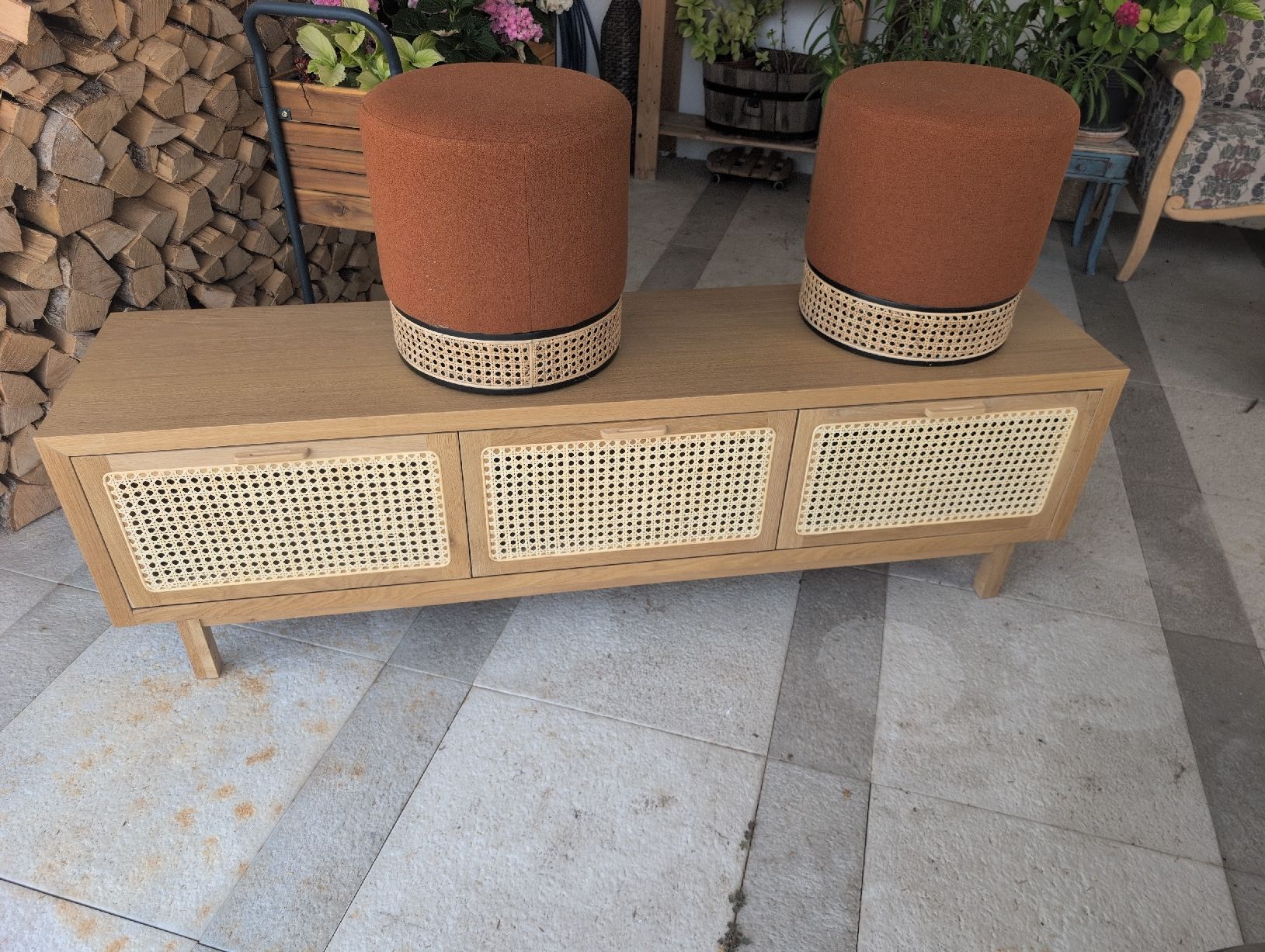 Mobili TV: Lowboard with 3 doors and 2 stools light wood good condition – Usato da Adliswil venduto da len_6fsr 1