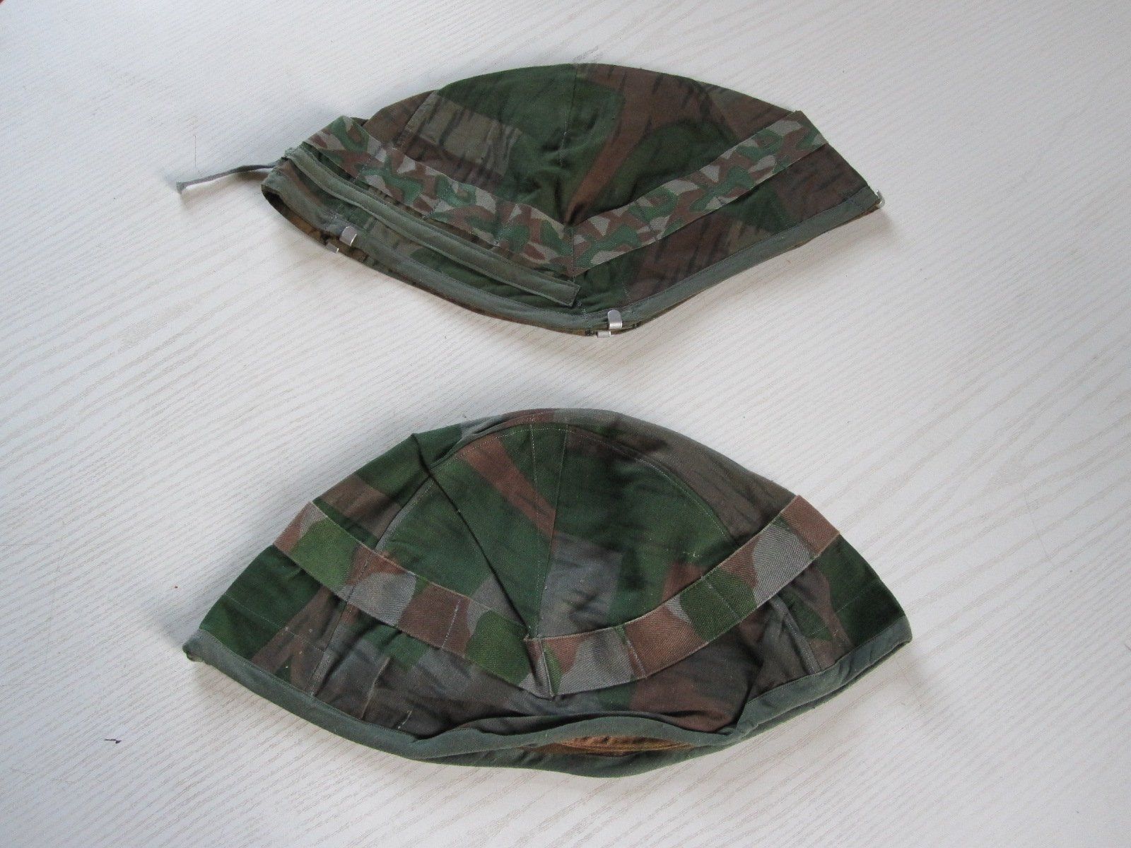Schweizer Armee Uniformi & Effetti personali: 2 Tarnüberzüge Stahlhelm M18 Schweizer Armee – Usato da Worb venduto da Santosdumont