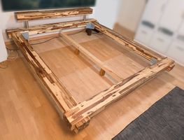 Balkenbett aus Akatienholz
