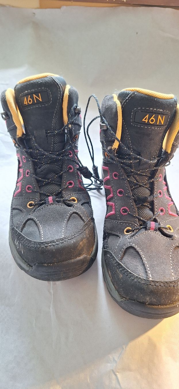 Abbigliamento: Wanderschuhe Gr. 35 – Usato da Innertkirchen venduto da mar_km9t