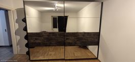 Kleiderschrank mit Spiegel und Holzdekor guter Zustand